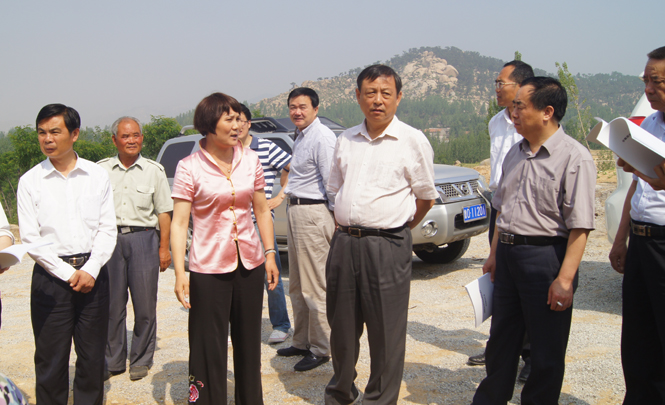国家林业局造林司吴坚司长（前排左二）来苗圃指导工作